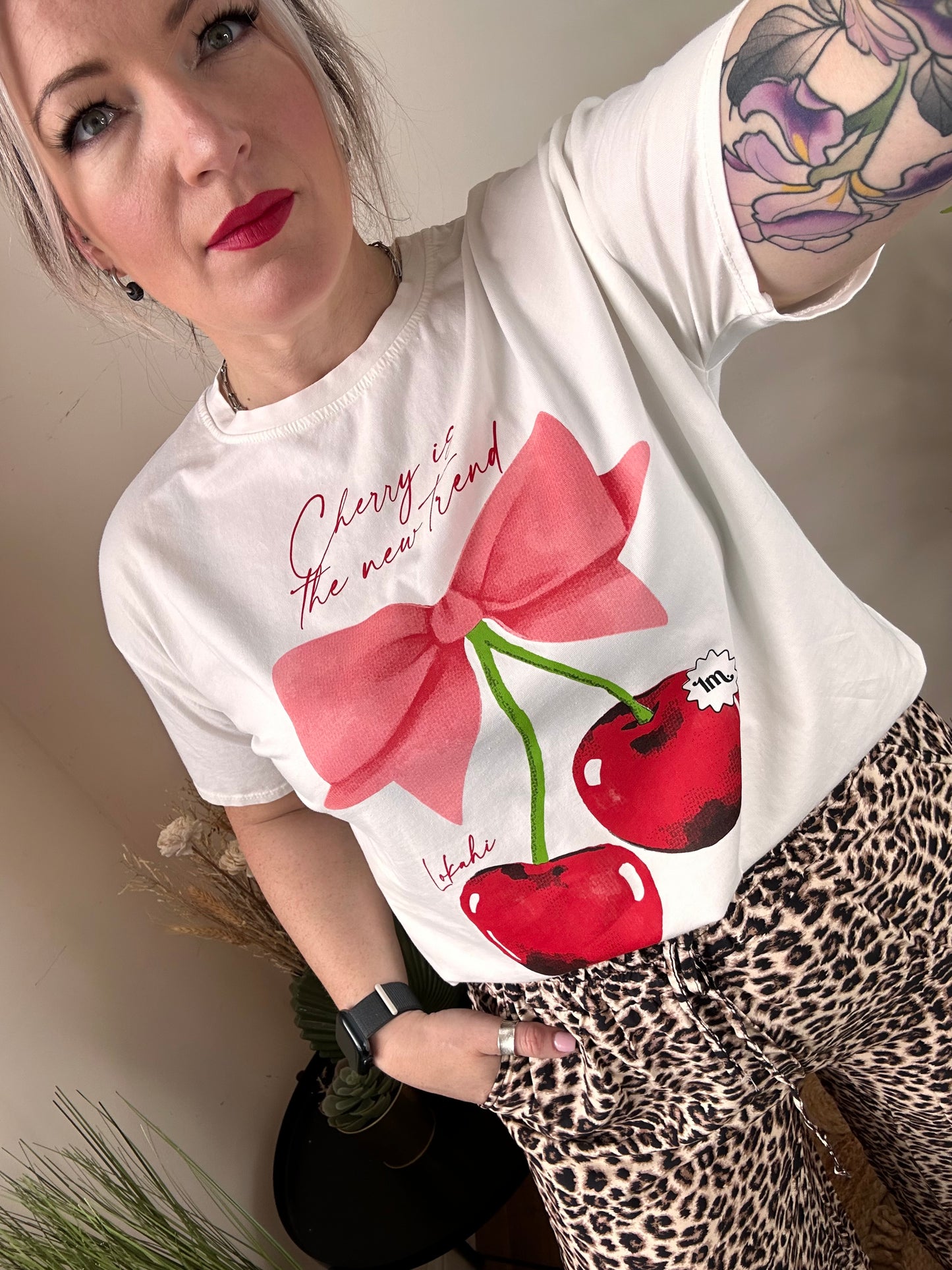 CHERIE Cherry Bow T-shirt Cloud Dancer