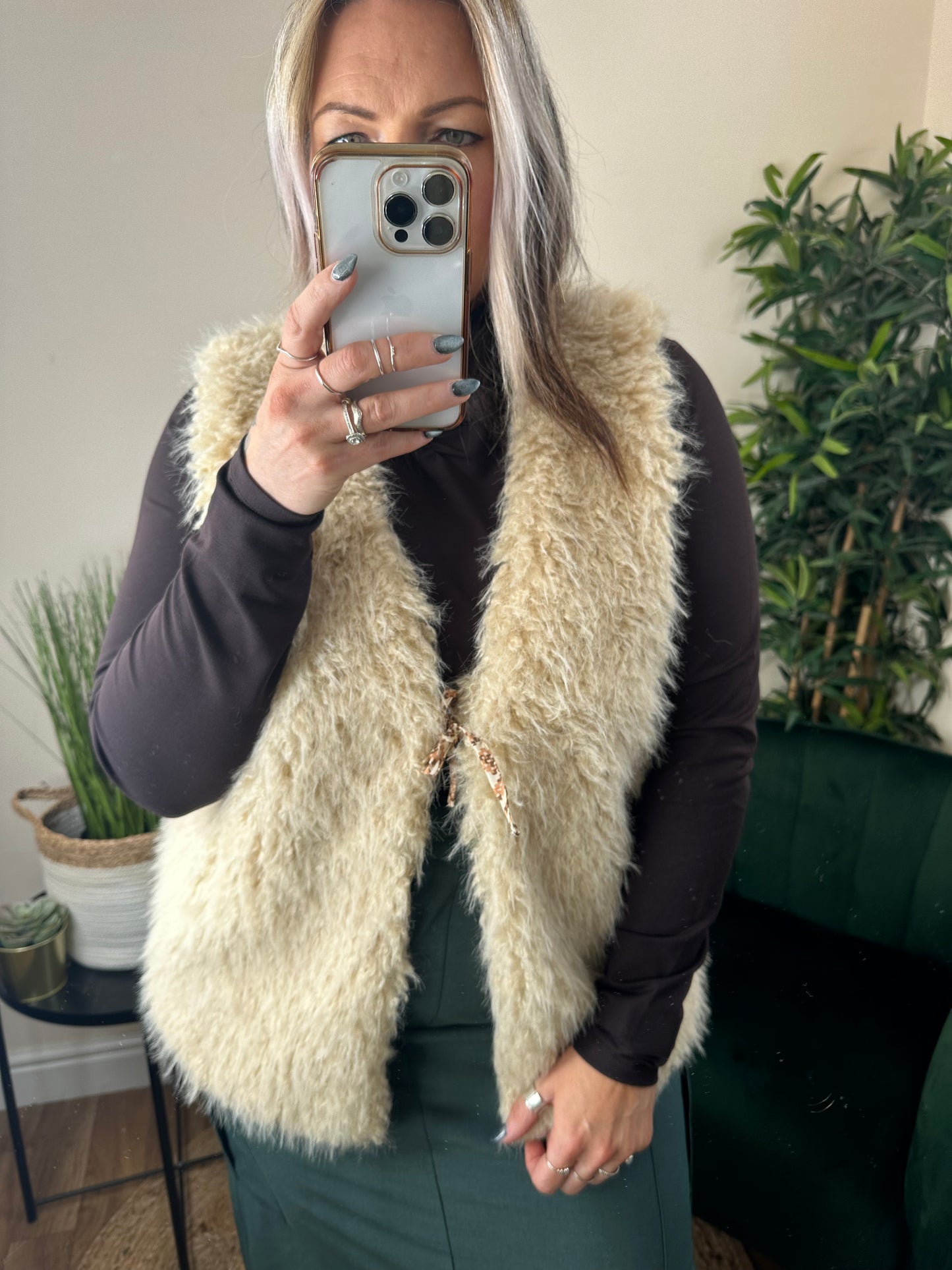 YEST Oda Fluffy Waistcoat Light Sand